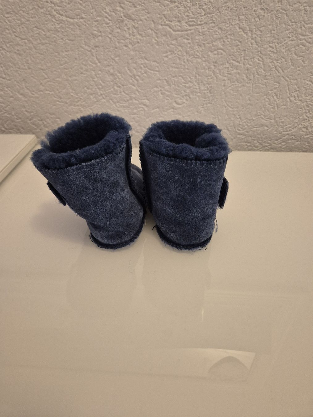 Ugg Scarpe per ragazzi: Süsse UGG Baby Schuhe, dunkelblau – Usato da Zürich venduto da Inanina 2
