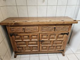 Rustikale Anrichte aus Holz mit Schnitzereien gebraucht