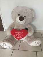 grosser Plüschbär mit I love you