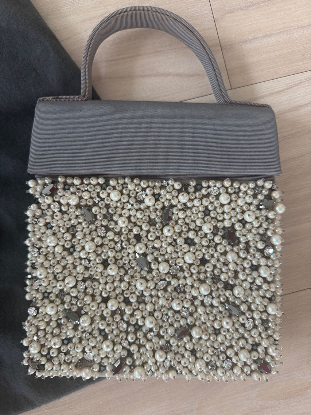 Taschen für Damen: Handtasche mit Perlen, Grau – Gebraucht aus Zollikon von dorean 1