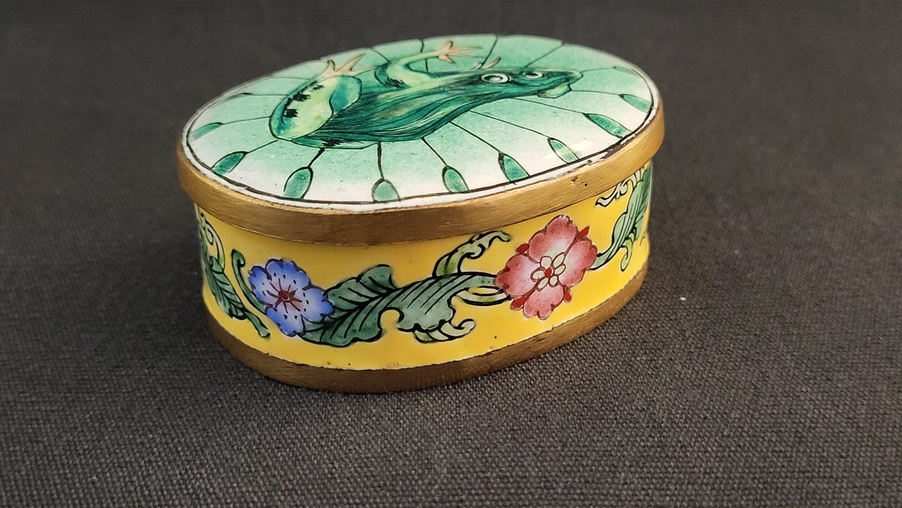 Figuren: Emaille-Dösli mit Frosch-Motiv – Gebraucht aus Basel von spinne02 3