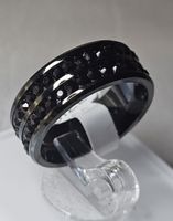 Stilvoller Ring in Schwarz mit Kristallen, Gr. 9