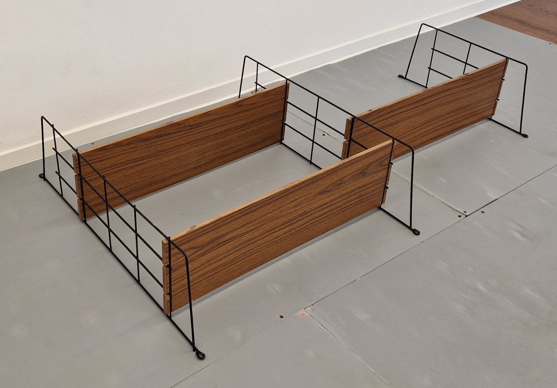 Scaffali: MCM Vintage Design, 2x Stringregal, Metall, HDF, 1960er – Usato da St. Gallen venduto da chambredirecte 4