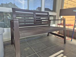 Dunkle Gartenbank Holz