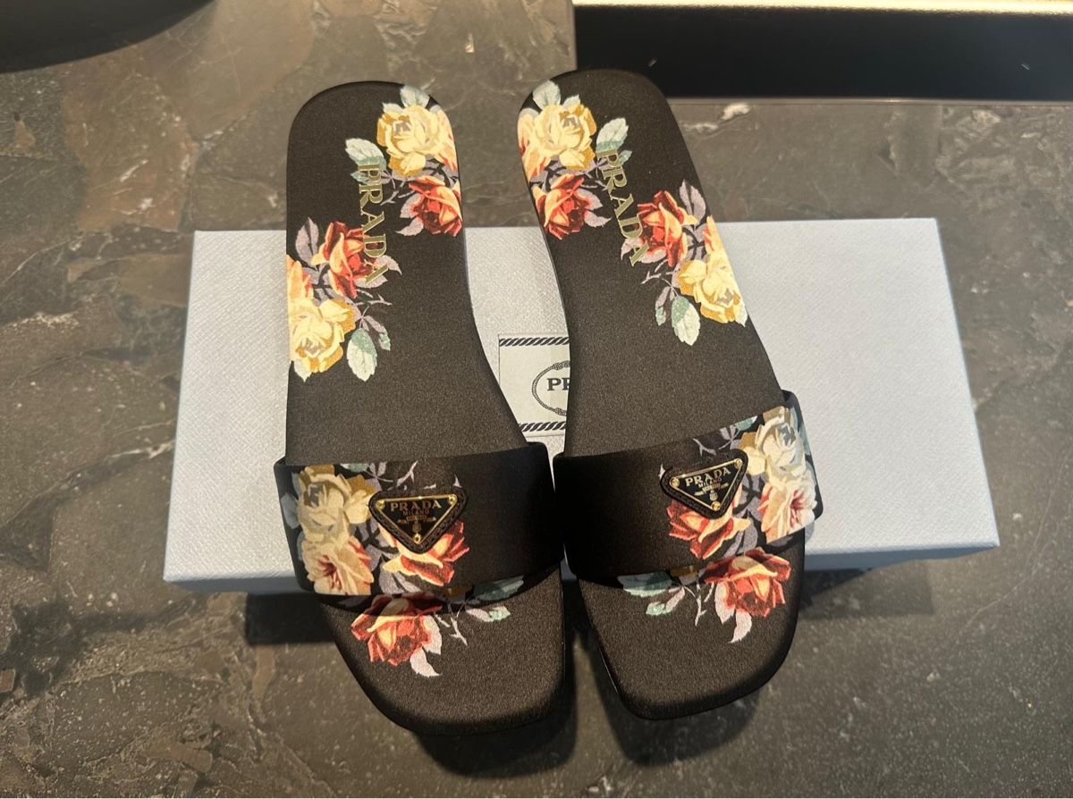 Prada Scarpe da donna: Prada Sandalen Blumenmuster Schwarz Grösse 38 neu – Nuovo e nell'imballaggio originale da Embrach venduto da Sofi80
