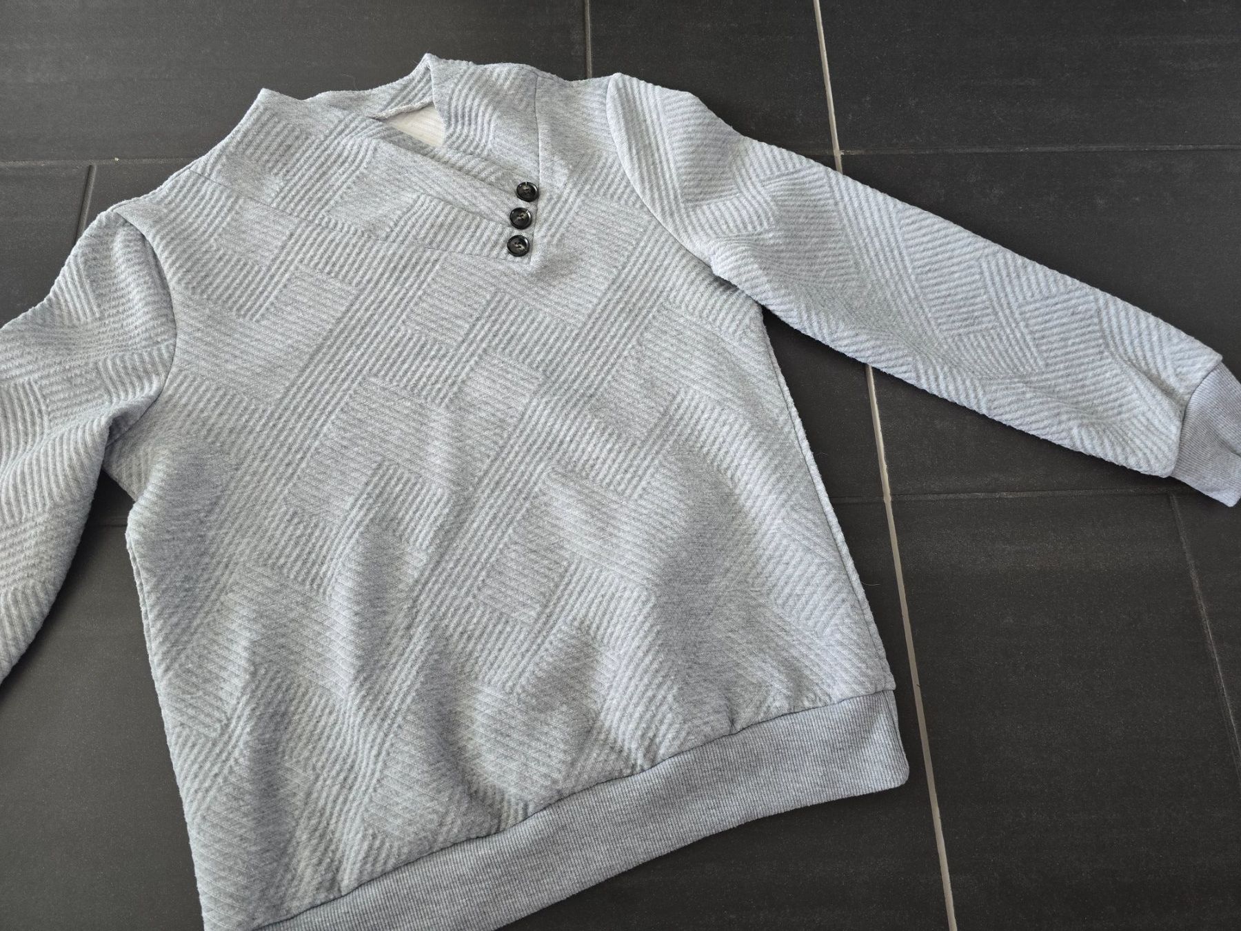 Maglioni & Felpe: Trendiger Pullover in Grau mit Knöpfen, Grösse S-M – Usato da Unterentfelden venduto da Panda-87