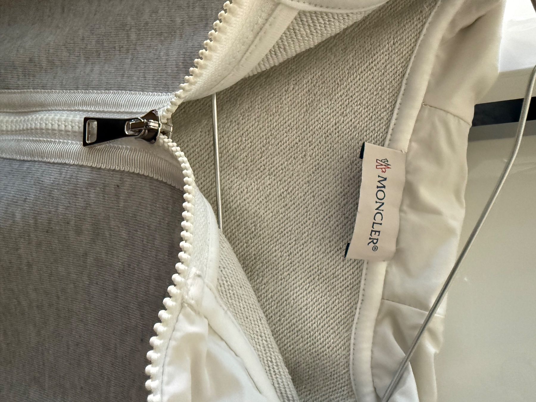 Moncler Gilet & Giacche senza maniche: Moncler gilet à zip avec capuche – Usato da Gimel venduto da fan_8tvc 1