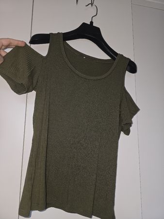 Olivgrünes Sommer Top mit freier Schulter, Grösse M (eng)