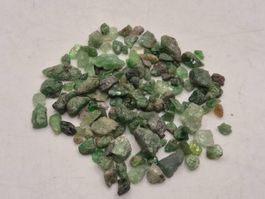 LOT Tsavorit Granat roh 51ct. Tansania
