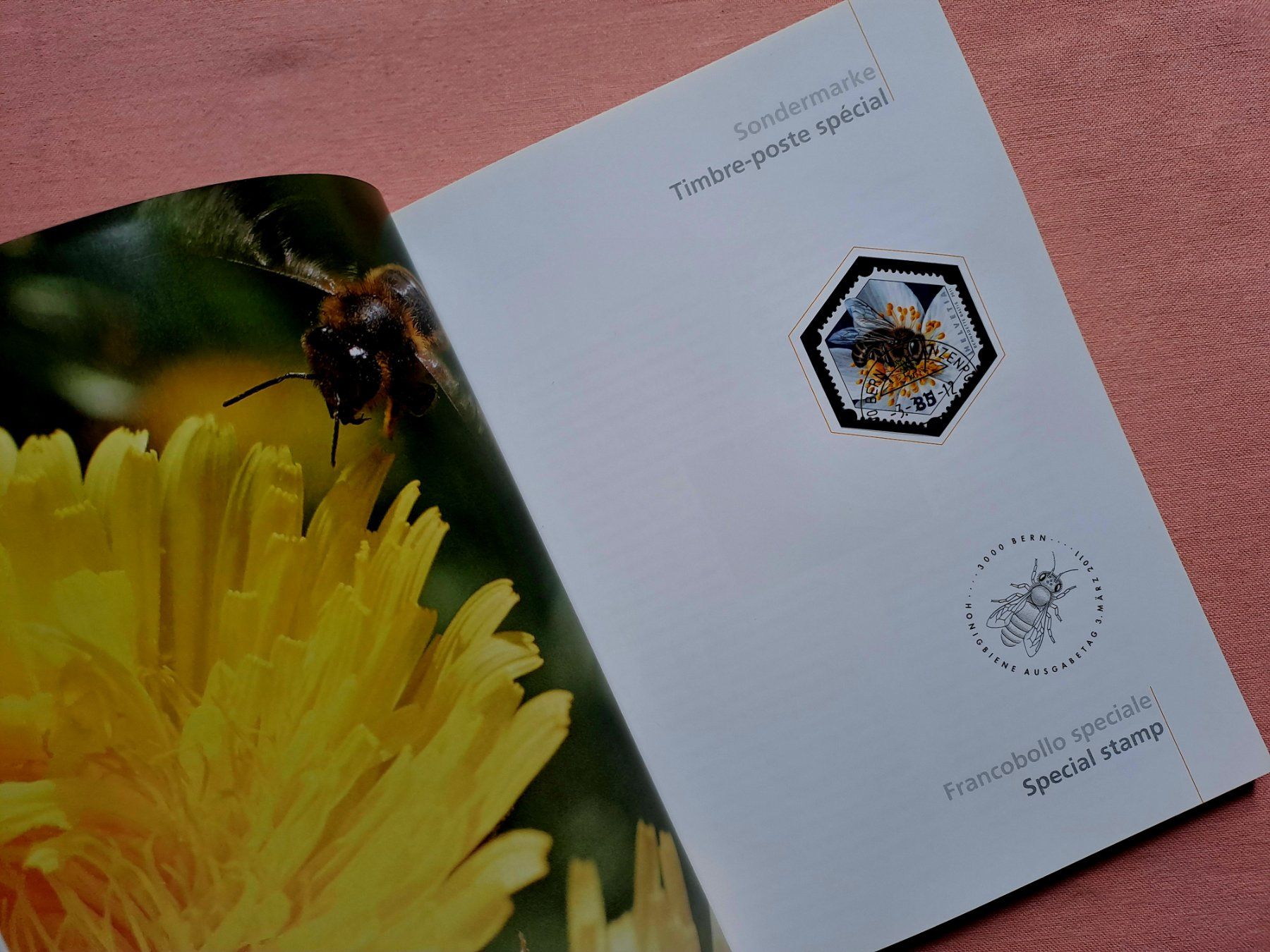 Tutti i francobolli: Original Jahrbuch Briefmarken CH Post 2011 Halbmondstempel – Usato da Ostermundigen venduto da pedru8 3