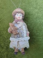 Hübsche Vintage Puppen-Figur mit Teddy, zum Aufhängen!