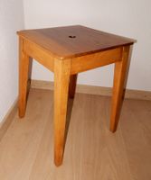 Antikes Tabourettli in Nussbaum- und Buchenholz