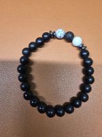 Schickes Unisex-Armband mit schwarzen und weissen Steinen.