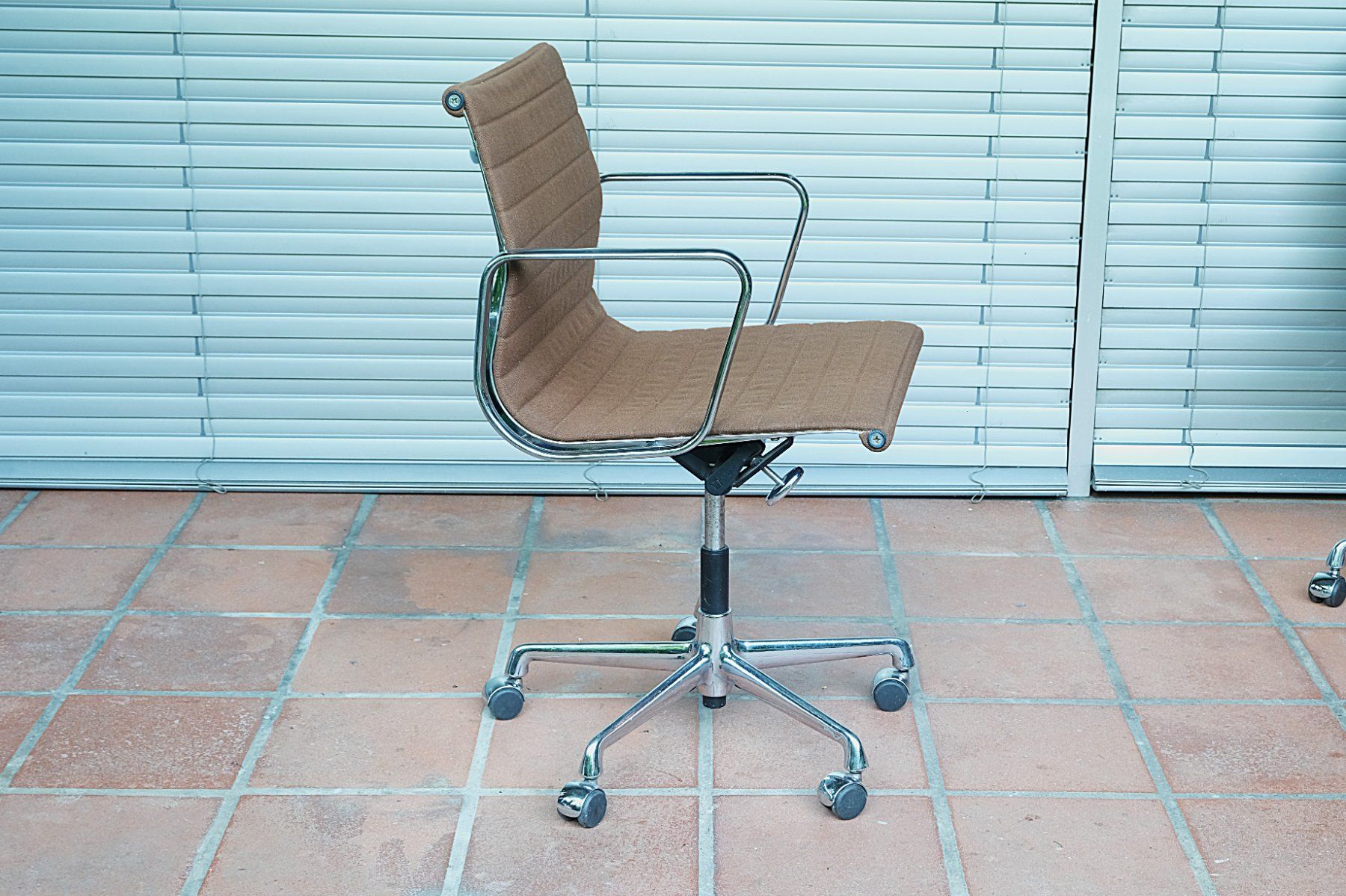Eames Poltrone: Vitra Eames Aluminium Office Chair EA 117 – Difettoso da Bern venduto da secondchoice 3