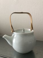 Japanische Seladon-Teekanne, signiert