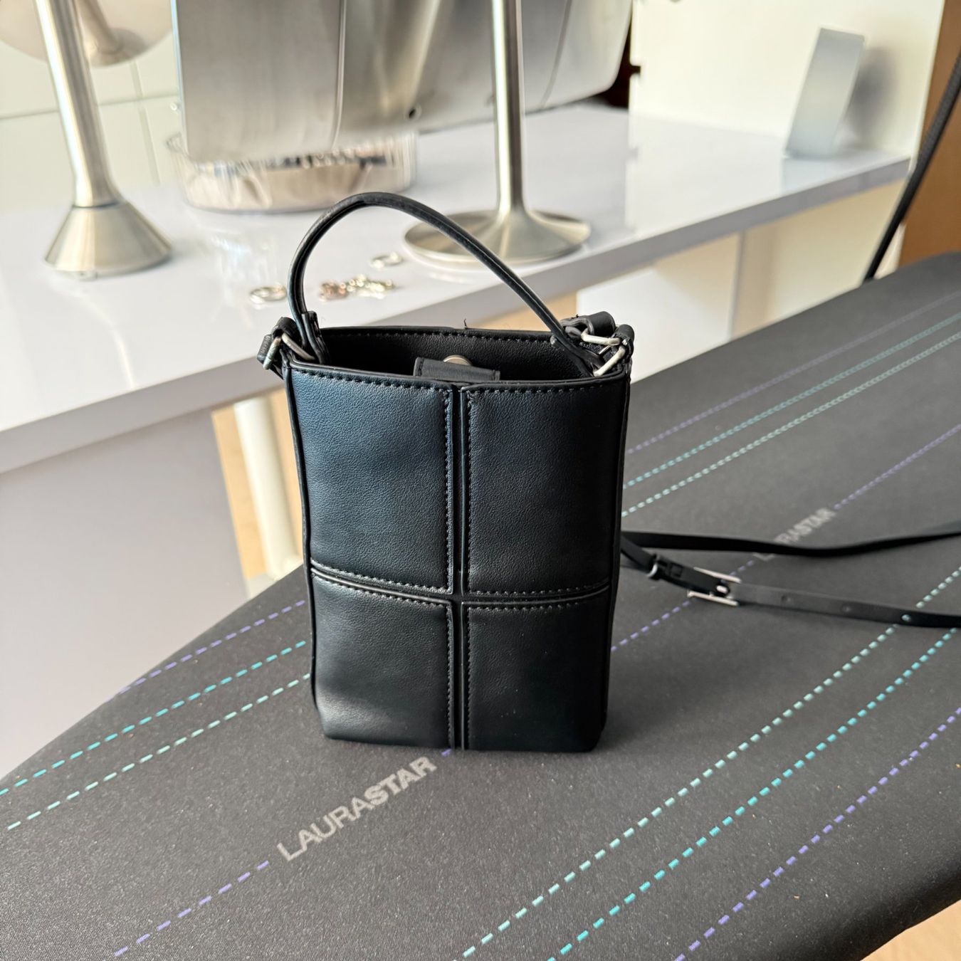 Esprit Taschen für Damen: Esprit Umhängetasche in Schwarz – Gebraucht aus Riedholz von han_fy6l