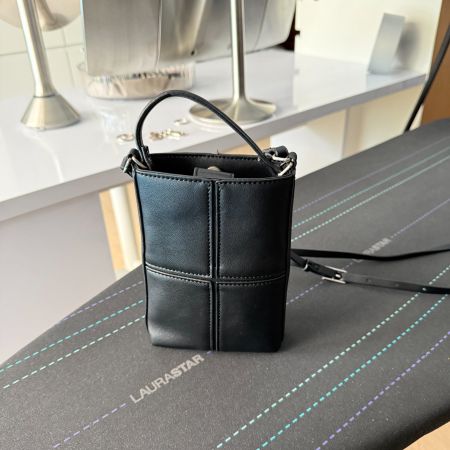 Esprit Umhängetasche in Schwarz
