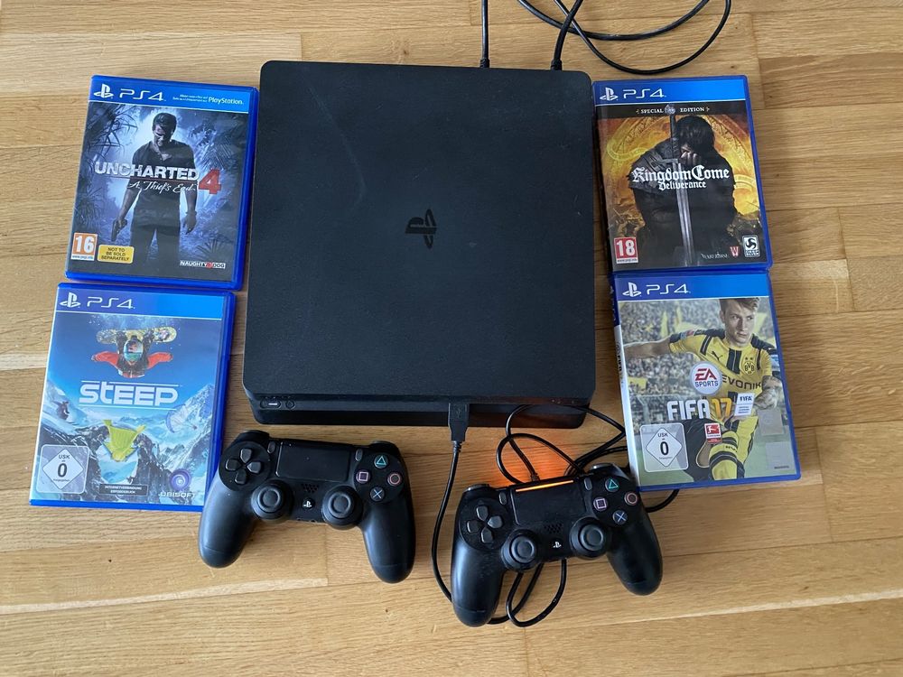 Sony PlayStation 4 mit 2 Controllern und 4 Spielen Kaufen auf Ricardo