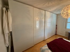 Grosser PAX Schwebetürenschrank in Weiss (ca. 4m breit)