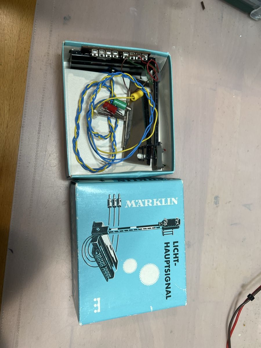 Märklin Modellini di ferrovie: Märklin K Weichen und Signale – Usato da Dübendorf venduto da Troggy 6