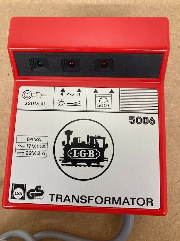 LGB Modellini di ferrovie: LGB Gartenbahn 5006 Trafo Transformator 64 VA rot – Usato da Büsserach venduto da ModellbahnDepot 1