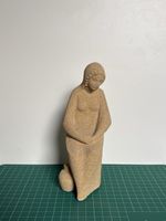 Mergel/Keramik Skulptur Frau mit Krug – Vintage Figur
