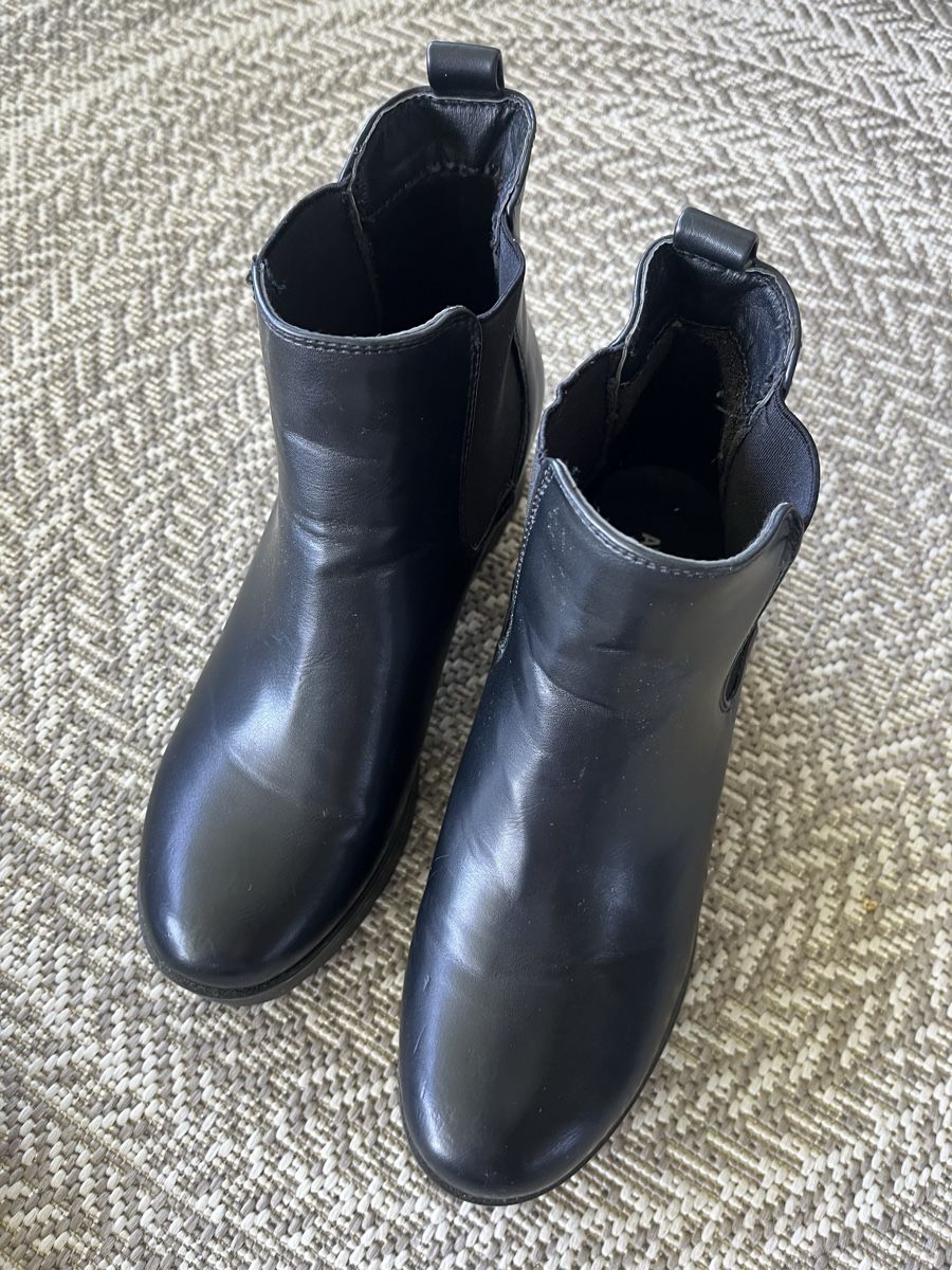 Scarpe da donna: Schwarze Chelsea Boots von About You – Usato da Wauwil venduto da LoU-AiRiN 1
