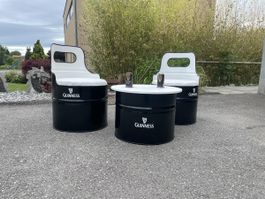 Ensemble tables et 2 chaises en fût Guinness original. Uniqu