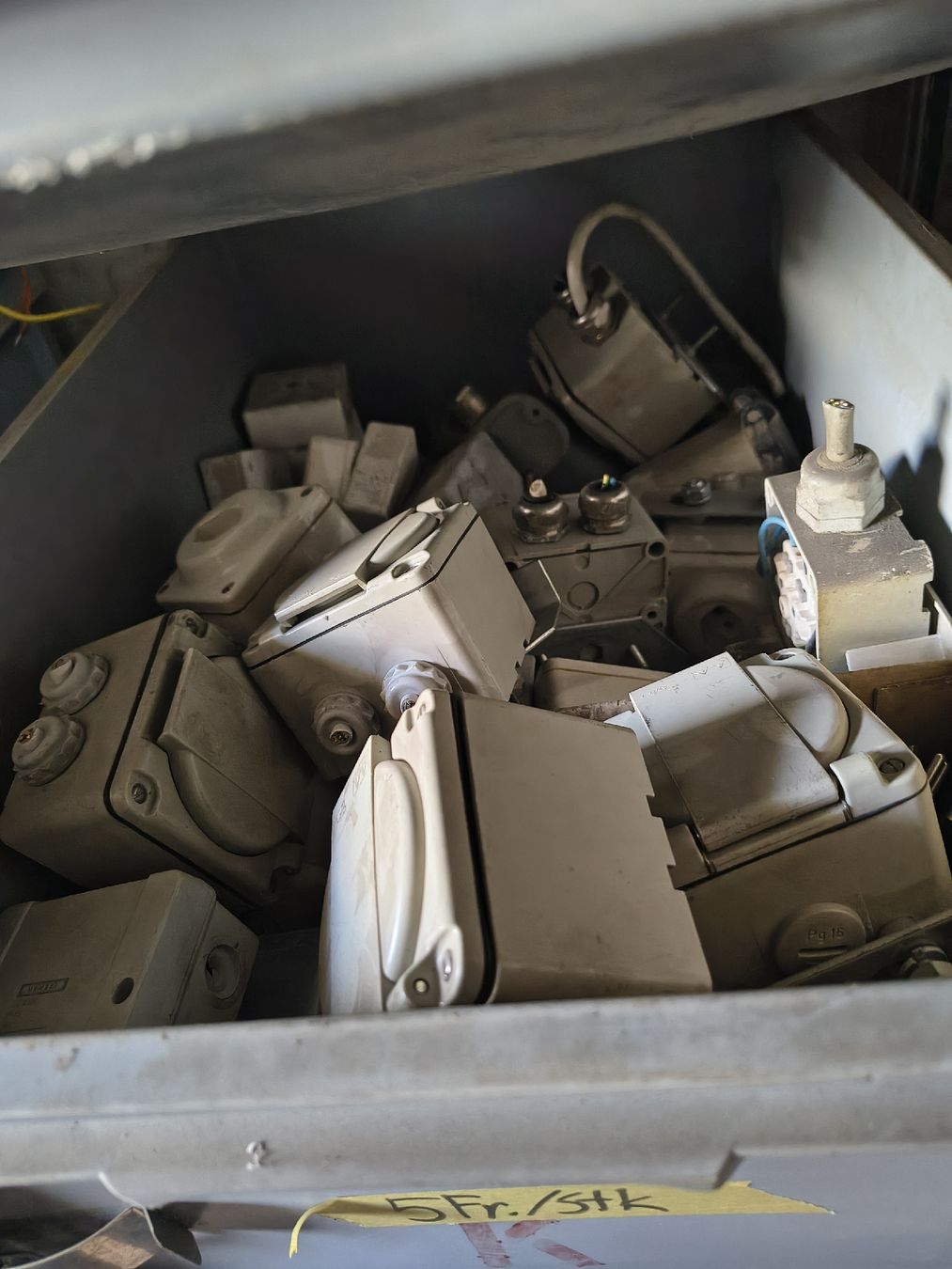 Composants électroniques: stromermaterial – Défectueux à Oberhelfenschwil par Leanhar13 3