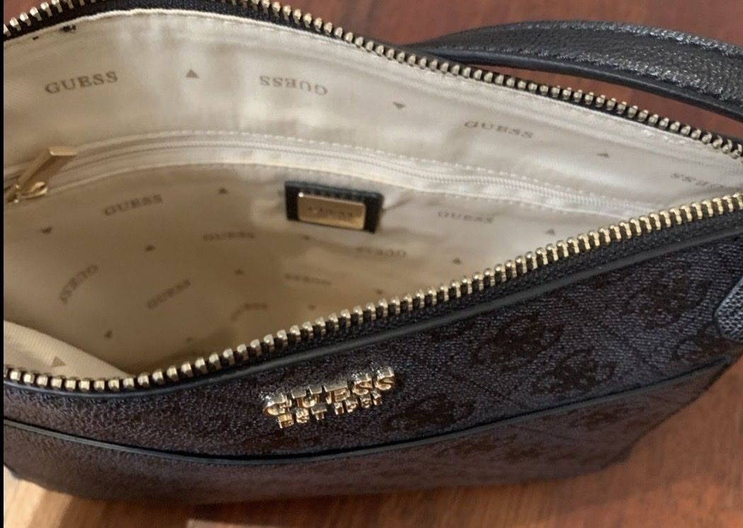 Guess Sacs femmes: Guess Tasche neuwertig✨ – Neuf (Voir description) à Kradolf par AlexiaEugster 1