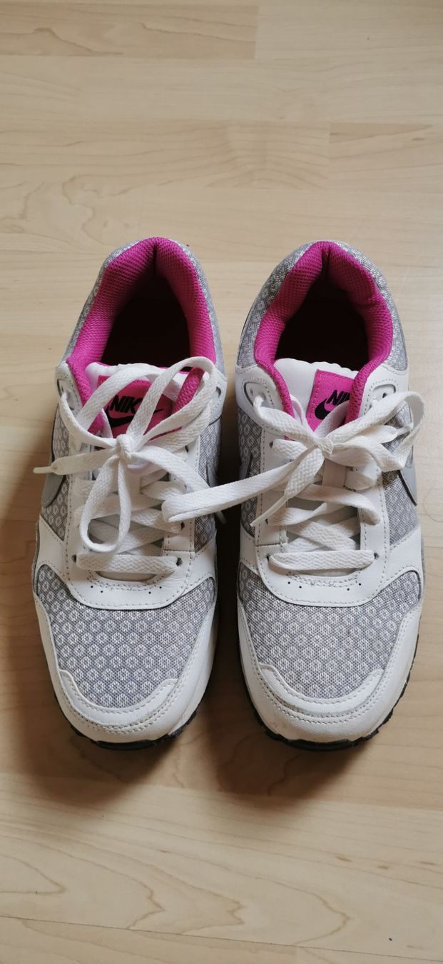 Nike Scarpe da donna: Nike Schuhe 37.5 – Usato da Oberkulm venduto da Preneur