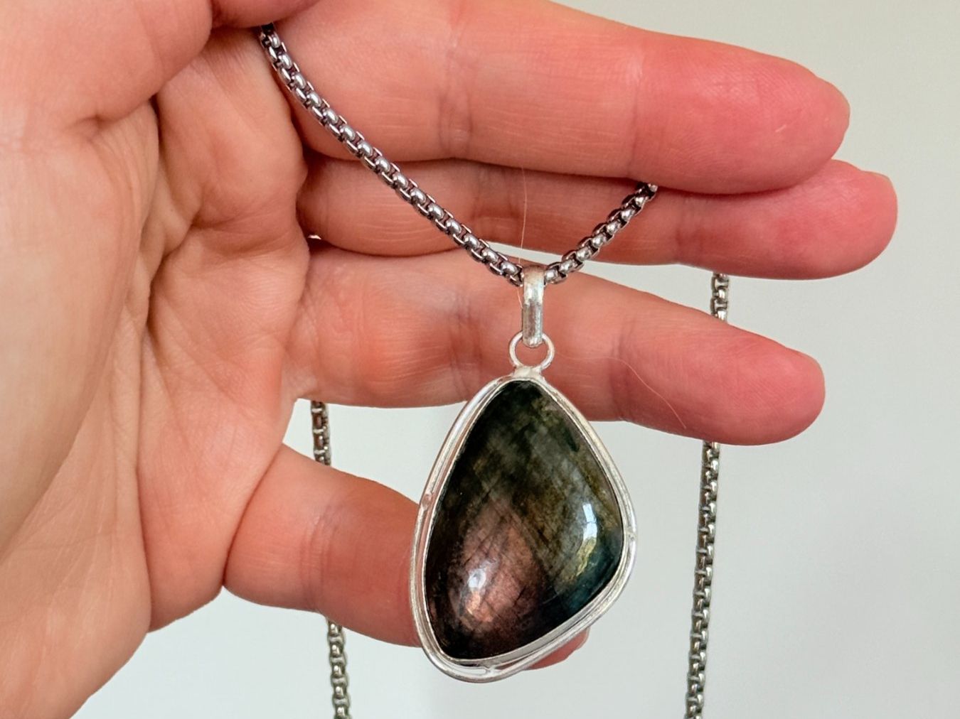 Ketten: Collier avec labradorite - Élégant & Naturel! – Neu und originalverpackt aus Genève von AWWA 1