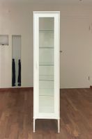 weisser Schrank mit Glasscheiben und Glasregal