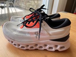 ON Cloudstratus Damenschuhe Weiss/Orange Grösse EU 38