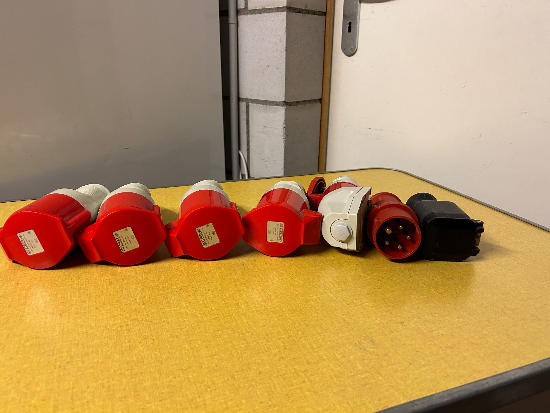 Spine: CEE Stecker Set, diverse Typen,Rot/Weiss ….. – Usato da Lanzenhäusern venduto da vic63