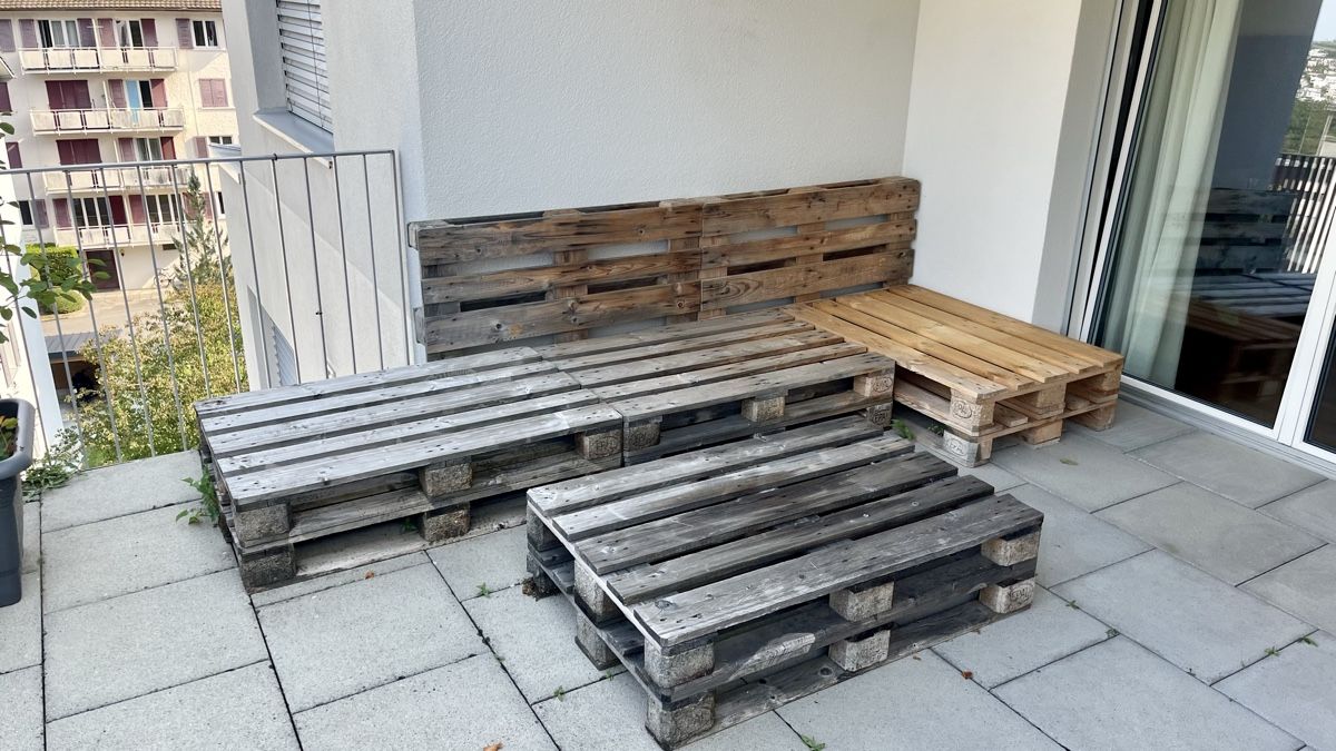 Divani: Paletten-Sofa Lounge mit Tisch – Usato da Luzern venduto da Salomonma 2