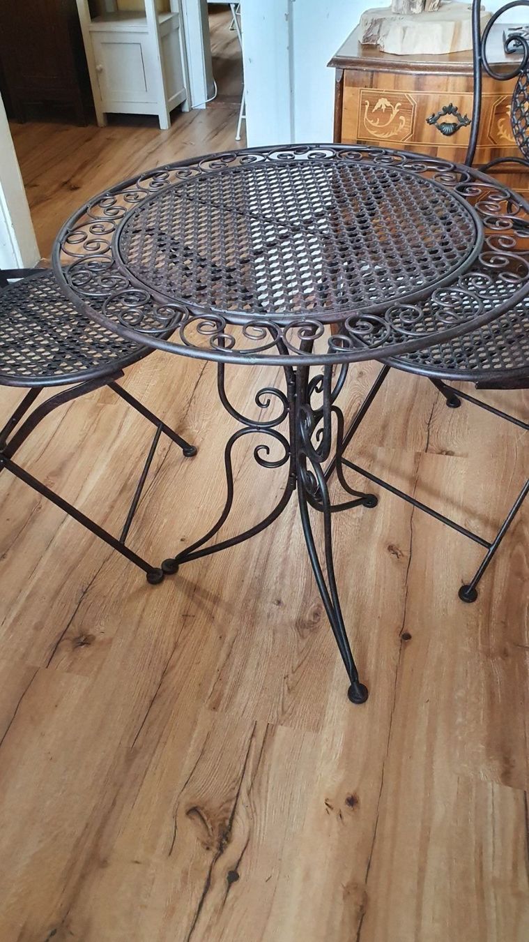 Set de table et chaises: Schönes Gartentischli mit 2 Stühlen – D'occasion à Flawil par Naphtali 2