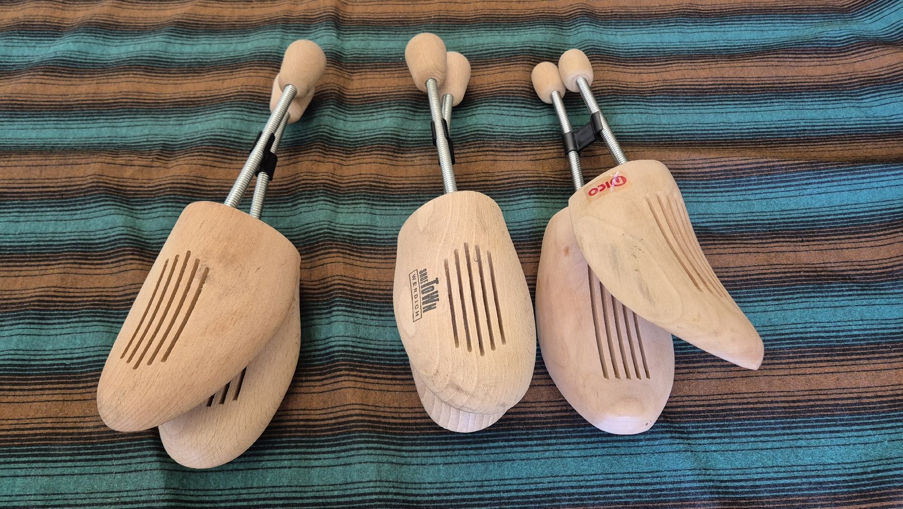 Scarpe da uomo: Schuhspanner, 3 Paar aus Holz, Gösse 44-45 – Usato da Uster venduto da AMBr01