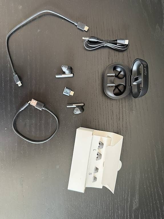 Jabra Cuffie: Poly Voyager Free 60+ UC Black Touchscreen Case USB Adapter – Usato da St. gallen venduto da Weltaristokrat 2