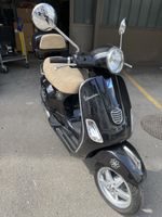 Vespa LX 125 3Vie Roller schwarz mit Topcase.