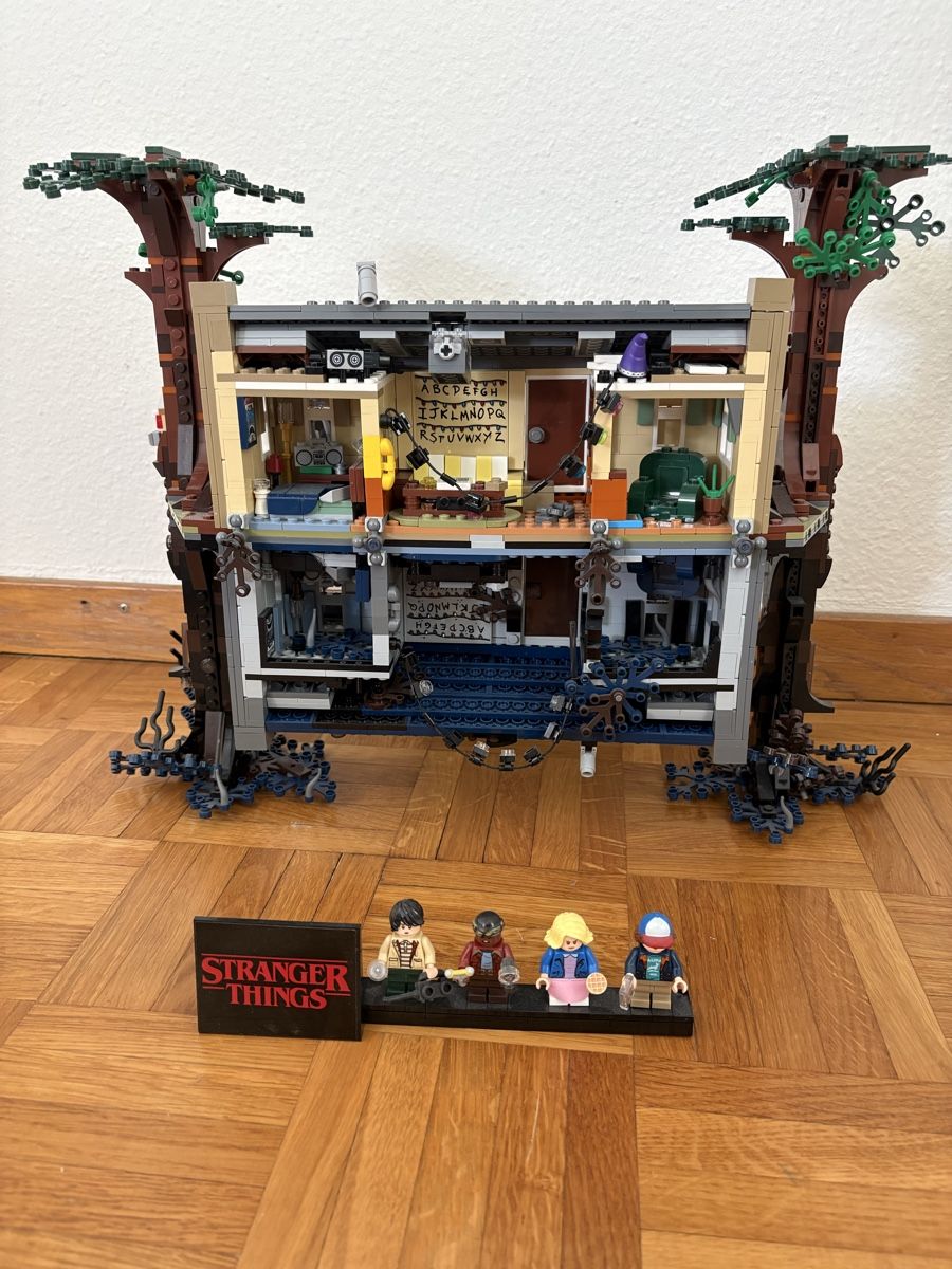 Lego Kit di costruzioni: LEGO Stranger Things 75810 Die andere Seite – Usato da Wettingen venduto da Dario914