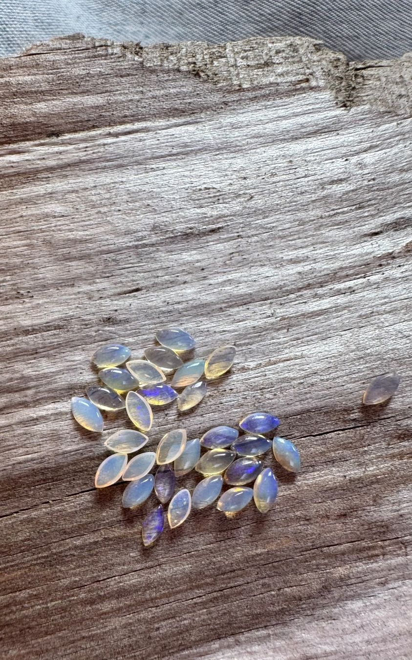 Fossili: 30 Stk  Cabochons Opal  echt!! winzig neu    2x4mm  solid – Nuovo e nell'imballaggio originale da Leuggern venduto da gemshow 4