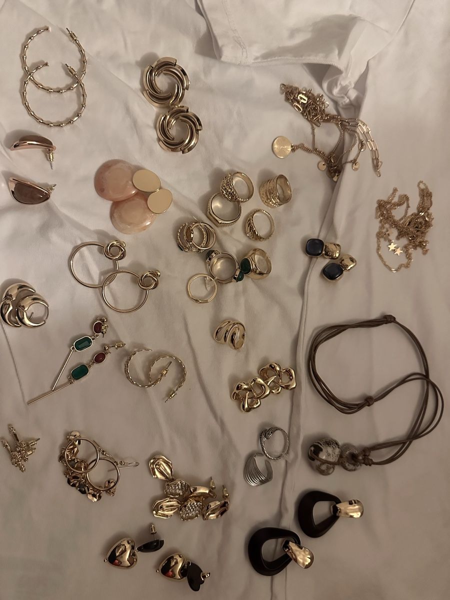 Colliers: Kiste mit Modeschmuck – D'occasion à Triengen par Meetmeatthebodega 1