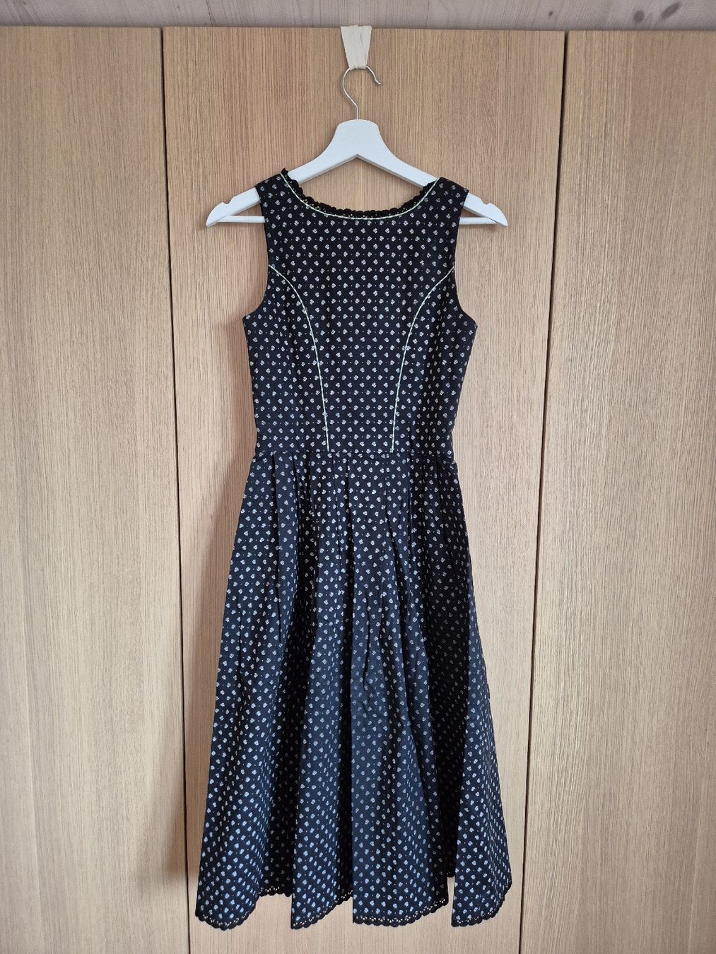 Vestiti: Schwarzes Dirndl mit zwei Schürzen – Usato da Balzers venduto da BeScha88 3