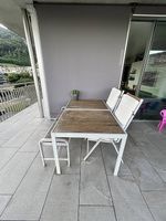 Tavolo in legno con sedie e panca