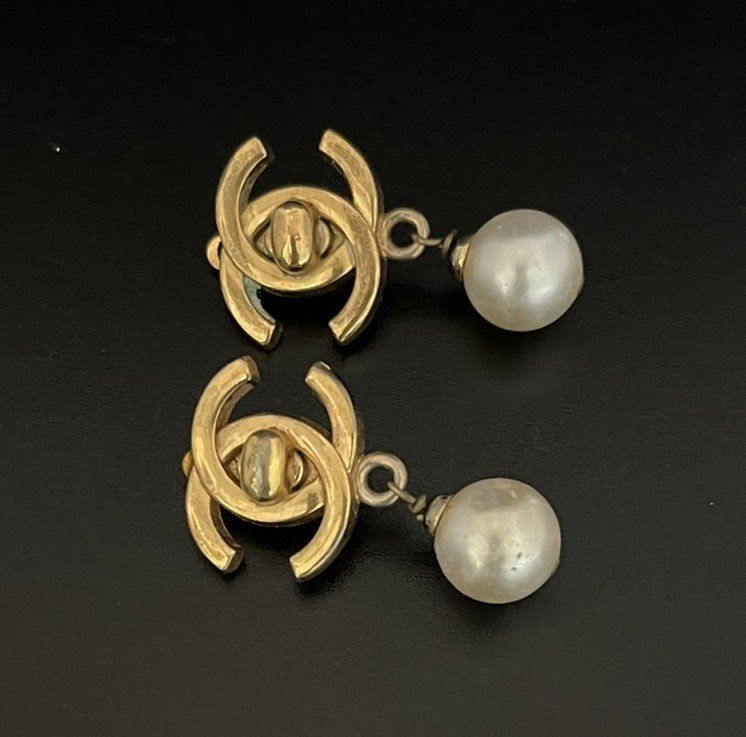 Chanel Ohrringe & -stecker: Chanel Ohrclips mit Perlen Vintage – Gebraucht aus Wettswil von PeterVoArosa