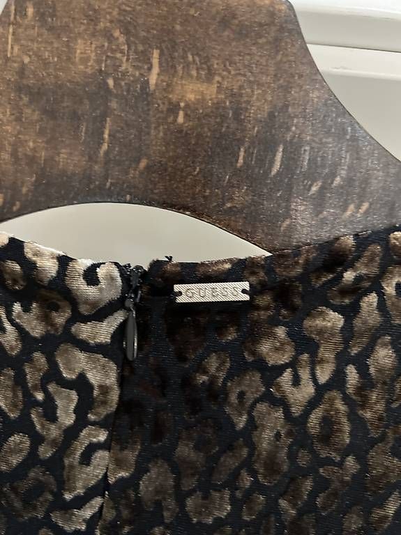 Kleider: Robe Guess motif animalier velours – Gebraucht aus Echallens von fayetrahel 2