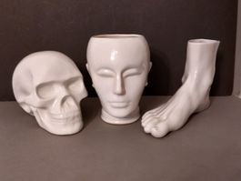 Design Keramik Anatomie Totenkopf Kopf Übertopf Fuss weiss