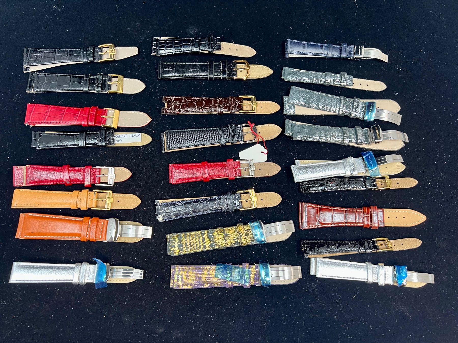 Givenchy Armbänder & -reifen: Givenchy lot de 25 bracelets en cuir – Neu (gemäss Beschreibung) aus Sion von ROBY_ROBY_ROBY