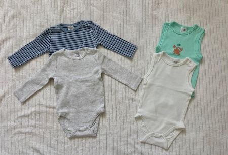 4x Baby Body Gr. 62/68 – langarm & ärmellos